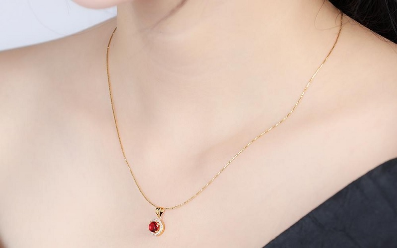 Dây chuyền bằng vàng đính đá đỏ sang trọng